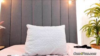 Nerdy Babe Massage With Her Clit On Cam